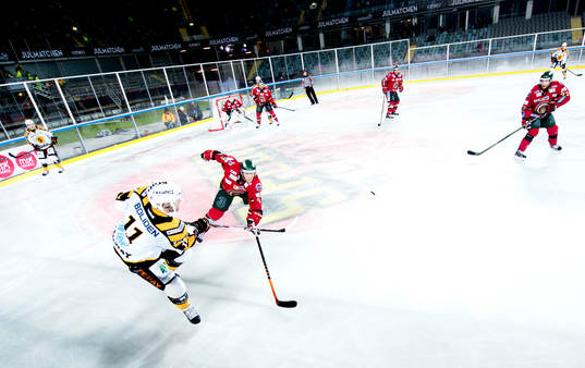 Skellefteås Bud Holloway lägger undan pucken framför