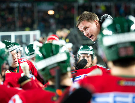 Frölundas tränare Roger Rönnberg manar på sina mannar