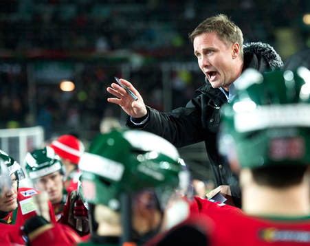 Frölundas tränare Roger Rönnberg manar på sina mannar