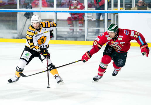 Skellefteås Bud Holloway håller undan för Frölundas