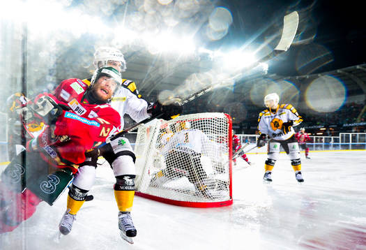 Frölundas Robin Figren åker på en tryckare vid sargen