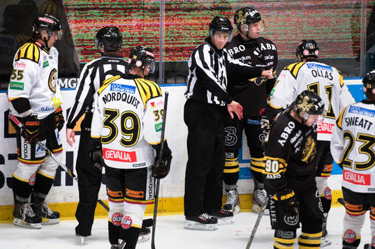 Linjedomare Andreas Malmqvist får en smäll och börjar