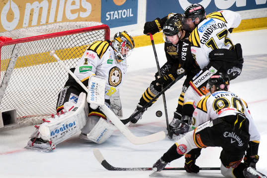 s Oscar Ahlström åker in framför Brynäs målvakt