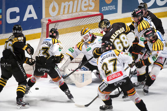 s Oscar Ahlström och Victor Ahlström pressar Brynäs