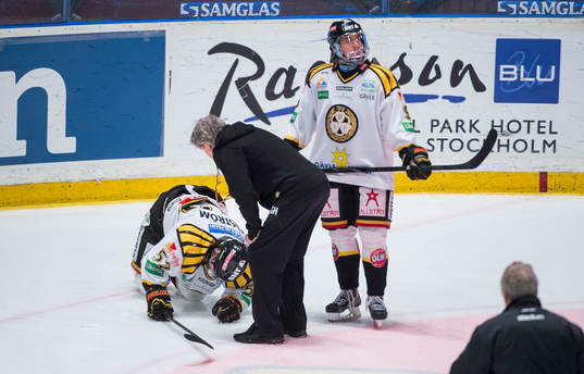 Brynäs Lukas Kilström ligger skadad på isen