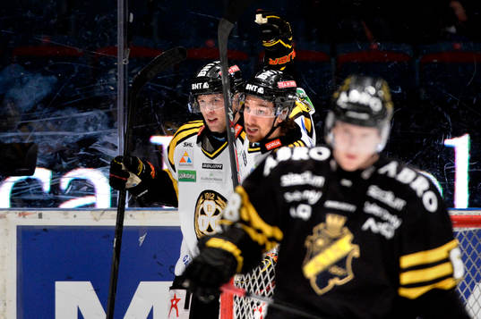 Brynäs Andreas Thuresson (th) firar 2-0
