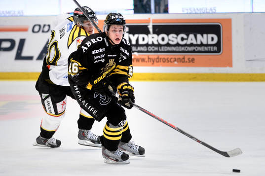 s Jonas Liwing jagas av Brynäs Alexander Larsson