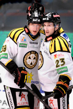 Brynäs Bill Sweatt klappar om Jonas Nordqvist