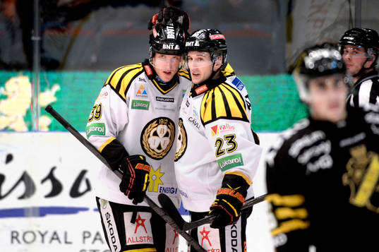 Brynäs Bill Sweatt klappar om Jonas Nordqvist