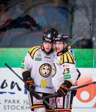 Brynäs Jonas Nordqvist och Bill Sweatt kramas om i jubel