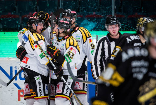 Brynäs Andreas Thuresson kramar om Christian Djoos i jubel