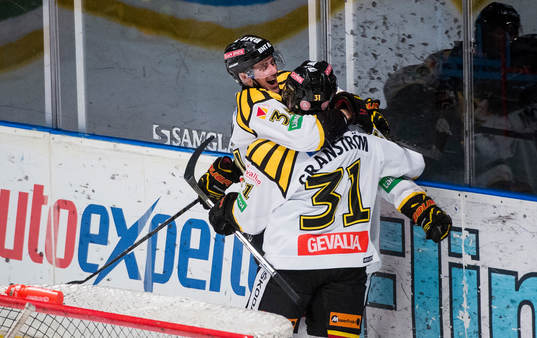 Brynäs Sebastian Enterfeldt kramas om av Christian Djoos