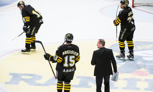 s tränare Rikard Franzén lämnar matchen över isen