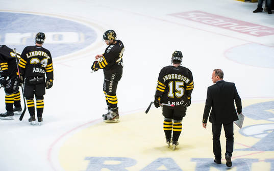 s tränare Rikard Franzén lämnar matchen över isen