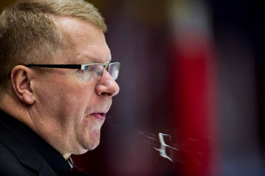Troja Ljungbys assisterande tränare Paul Thompson spottar
