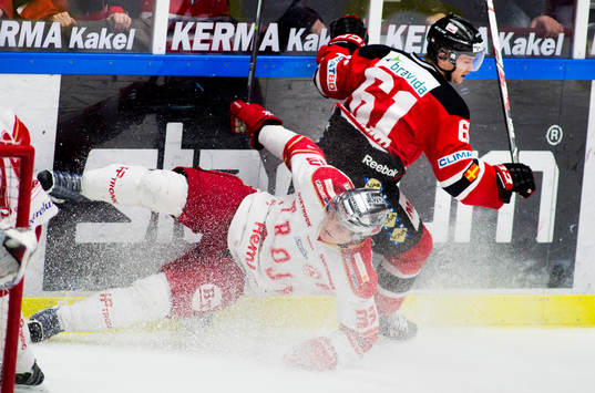 Troja Ljungbys Daniel Karlsson får en tryckare av Malmö