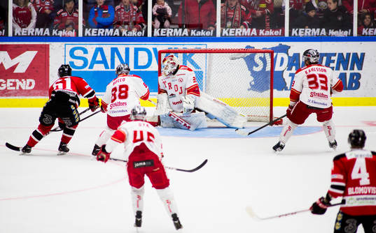 Malmö Redhawks Nicklas Jadeland driver upp pucken mot