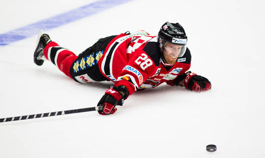 Malmö Redhawks Jens Olsson kastar sig