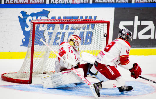 Troja Ljungbys Zach Tarkir och målvakt Viktor Kokman