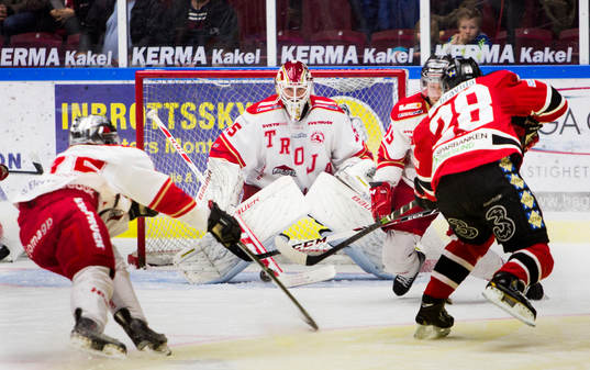 Malmö Redhawks Jens Olsson utmanar Troja Ljungbys målvakt