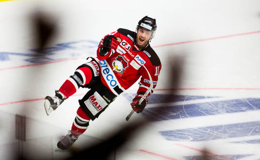 Malmö Redhawks Joey Tentute avgör straffläggningen och