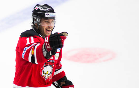 Malmö Redhawks Joey Tentute avgör straffläggningen och