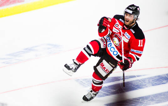 Malmö Redhawks Joey Tentute avgör straffläggningen och