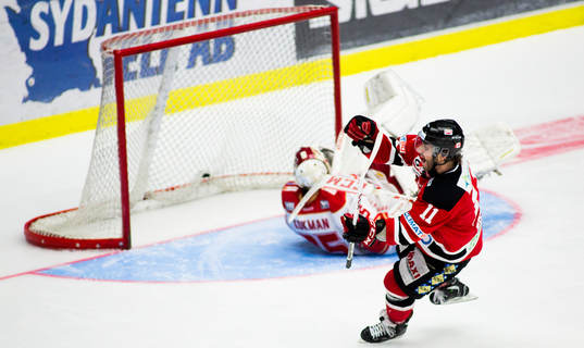 Malmö Redhawks Joey Tentute avgör straffläggningen och