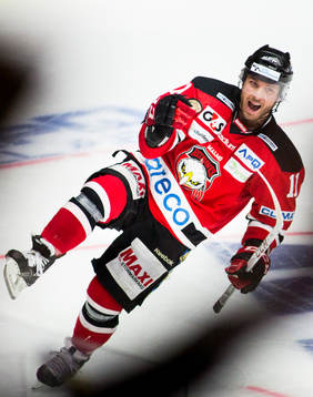 Malmö Redhawks Joey Tentute avgör straffläggningen och