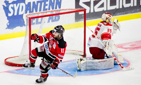 Malmö Redhawks Joey Tentute avgör straffläggningen och