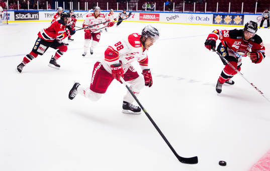 Troja Ljungbys Vincent Rocco driver upp pucken