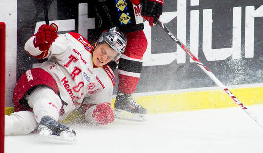 Troja Ljungbys Daniel Karlsson får en tryckare av Malmö