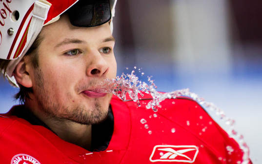 Troja Ljungbys målvakt Christoffer Bengtsberg spottar