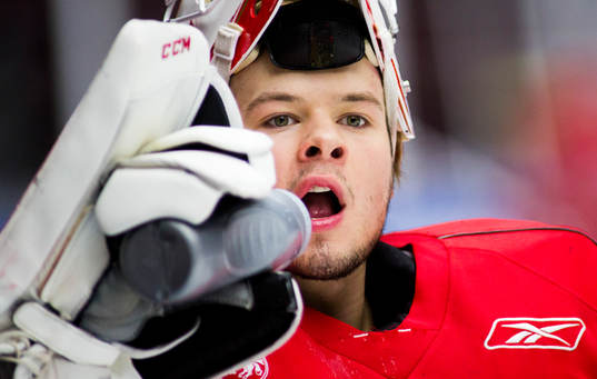 Troja Ljungbys målvakt Christoffer Bengtsberg dricker