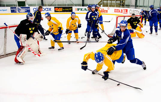 Alexander Wennberg tacklar Arvid Lundberg när Sveriges