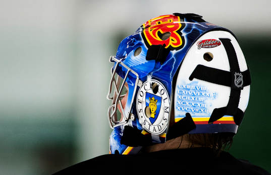 Målvakt Oscar Dansk har en målvaktsmask med Stockholms