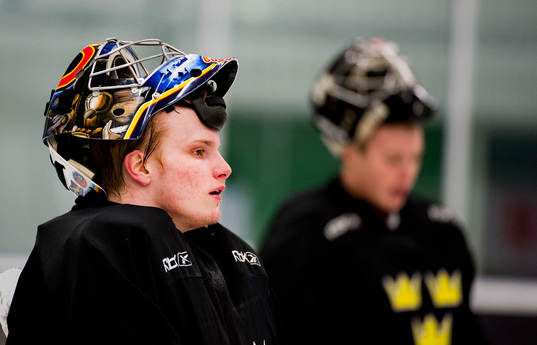 Målvakt Oscar Dansk dricker vatten när Sveriges JVM-lag