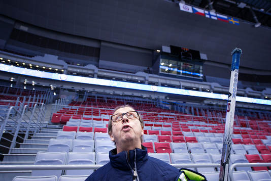 Förbundskapten Pär Mårts kollar upp i Bolshoy Ice Dome