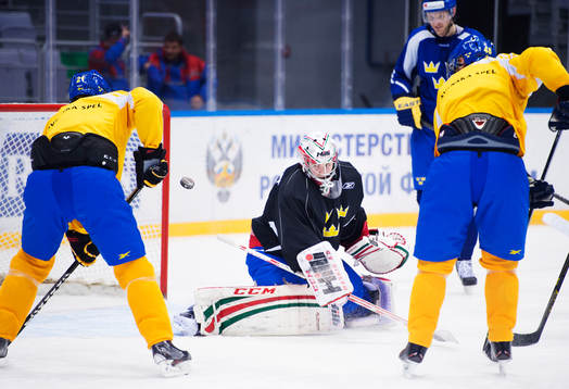 Målvakten Linus Ullmark räddar ett skott