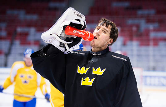 Målvakten Henrik Karlsson dricker vatten