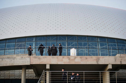 Vakter är samlade kring sport- och konsertarenan Bolshoy