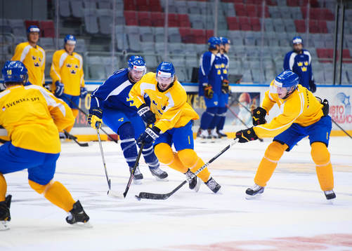 Joel Lundqvist, Niklas Persson och Jimmie Ericsson kämpar