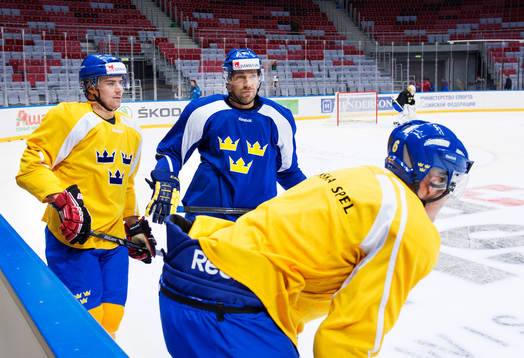 Joel Lundqvist (i blått)
