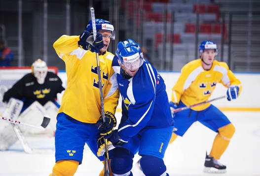 Joel Lundqvist (i blått)