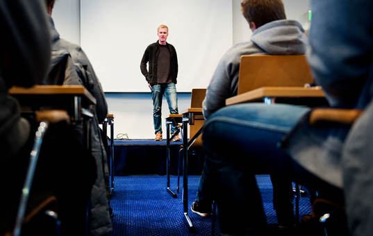 Kenny Jönsson kommer och pratar med Sveriges JVM-lag