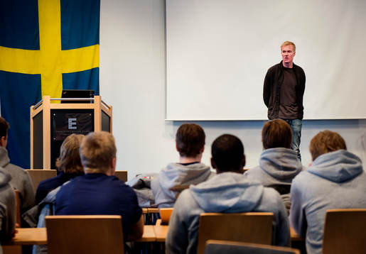 Kenny Jönsson kommer och pratar med Sveriges JVM-lag