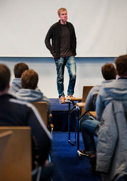 Kenny Jönsson kommer och pratar med Sveriges JVM-lag