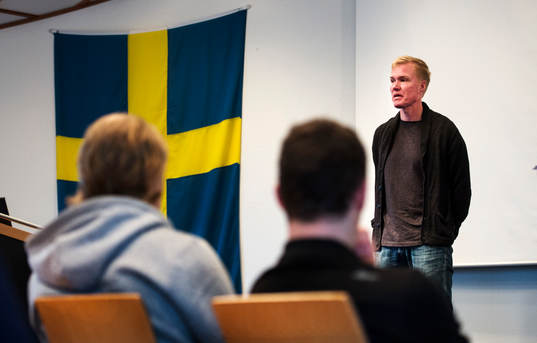 Kenny Jönsson kommer och pratar med Sveriges JVM-lag