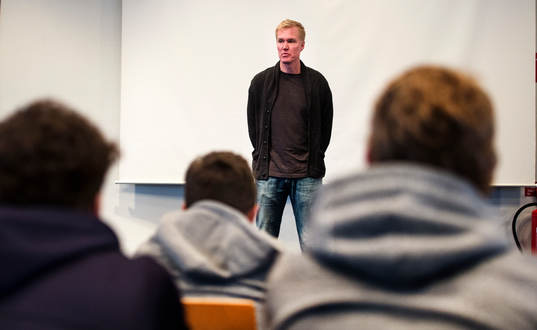 Kenny Jönsson kommer och pratar med Sveriges JVM-lag