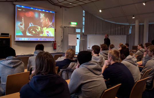 Kenny Jönsson kommer och pratar med Sveriges JVM-lag